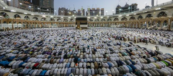 Musulmanskie palomniki vokrug svatini Kaaba vo vnutrennem dvore mecheti Masdjid al-Xaram v Mekke - Sputnik O‘zbekiston