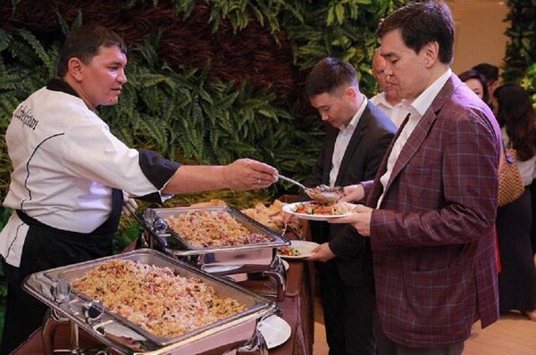 В Сингапуре прошел вечер узбекской культуры В Сингапуре прошел вечер узбекской культуры - Sputnik Узбекистан