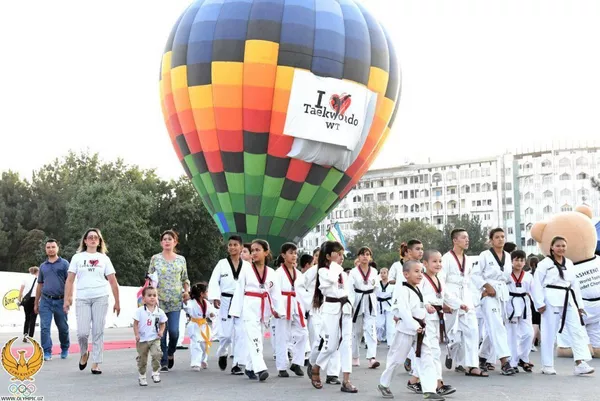 В Ташкенте прошел флешмоб с участием таэквондистов - Sputnik Узбекистан