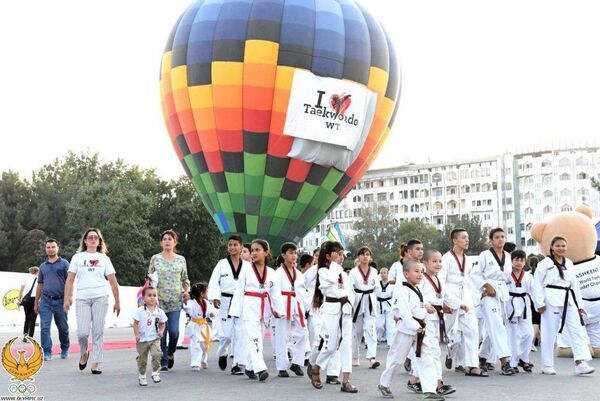 В Ташкенте прошел флешмоб с участием таэквондистов - Sputnik Узбекистан