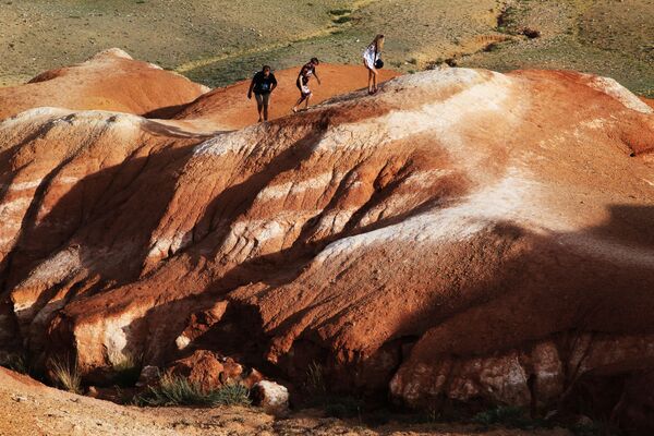 Туристы в долине Кызыл-Чин в Чуйской степи Республики Алтай - Sputnik Узбекистан