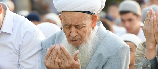 Праздничный намаз по случаю Курбан-хайита в мечети Ташкента - Sputnik Узбекистан