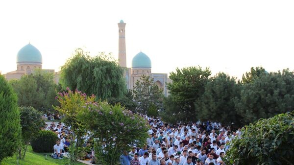 Праздничный намаз по случаю Курбан хайита в мечети Ташкента - Sputnik Узбекистан