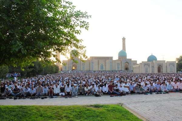 Праздничный намаз по случаю Курбан-хайита в мечети Ташкента - Sputnik Узбекистан