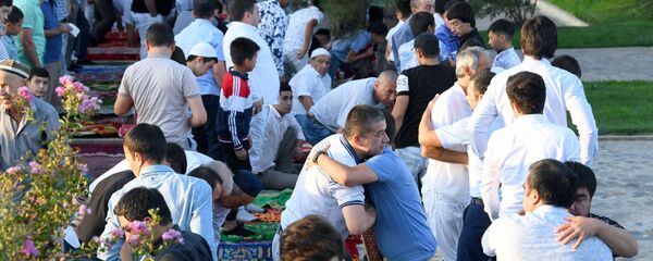 Праздничный намаз по случаю Курбан-хайита в мечети Ташкента - Sputnik Узбекистан