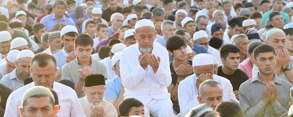 Праздничный намаз по случаю Курбан-хайита в мечети Ташкента Праздничный намаз по случаю Курбан-хайита в мечети Ташкента - Sputnik Узбекистан