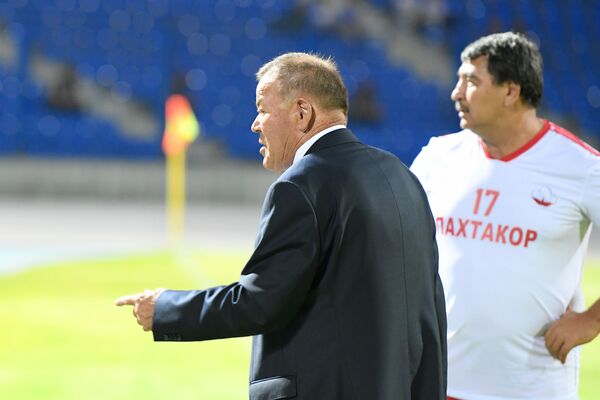 Легендарный тренер Берадор Абдураимов, несмотря на статус матча, жестко ругал своих подопечных. - Sputnik Узбекистан
