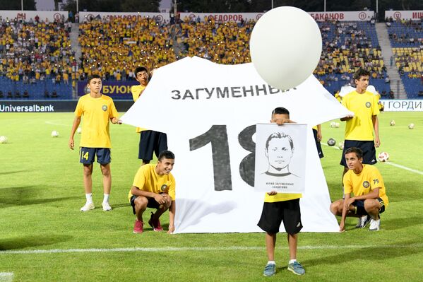 Перед началом матча в небо запустили воздушные шары с портретами погибших игроков.  - Sputnik Узбекистан