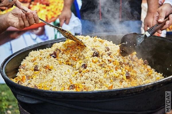 Самса, фастфуд и суши: что ели посетители Gastro Bazaar в Ташкенте - Sputnik Узбекистан