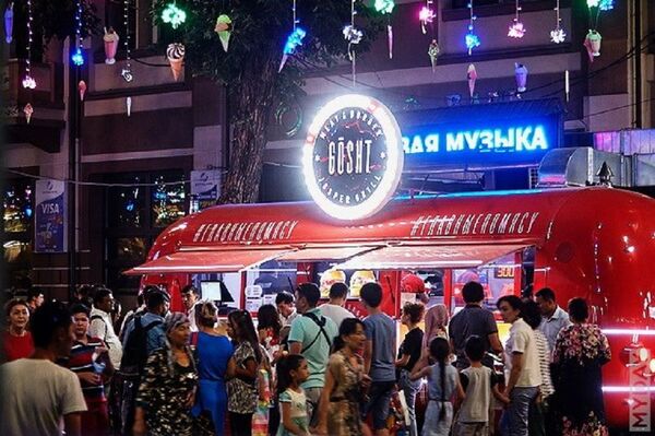Самса, фастфуд и суши: что ели посетители Gastro Bazaar в Ташкенте - Sputnik Узбекистан