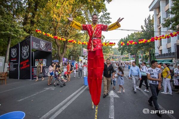 Самса, фастфуд и суши: что ели посетители Gastro Bazaar в Ташкенте - Sputnik Узбекистан