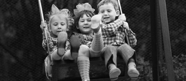 Дети на качелях в санатории Ясная поляна в Крыму, 1976 год. - Sputnik Узбекистан