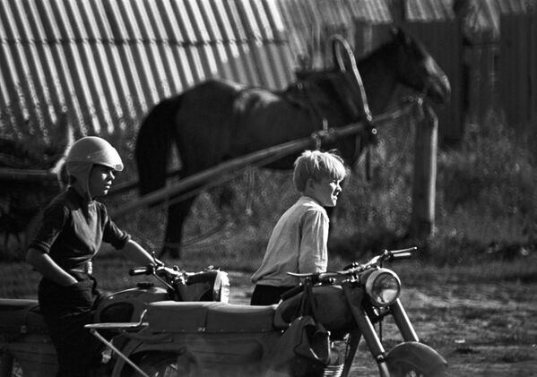 Мальчики на мотоцикле в селе Тойкино Большесосновского района. 1973 - Sputnik Узбекистан