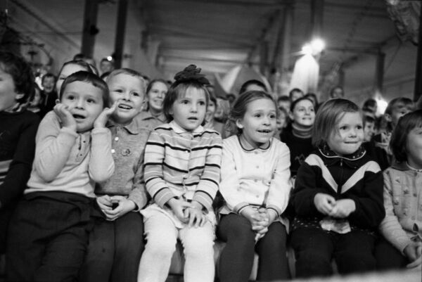 Дети на цирковом представлении в ЦВЗ Манеж в Москве. 1969 - Sputnik Узбекистан