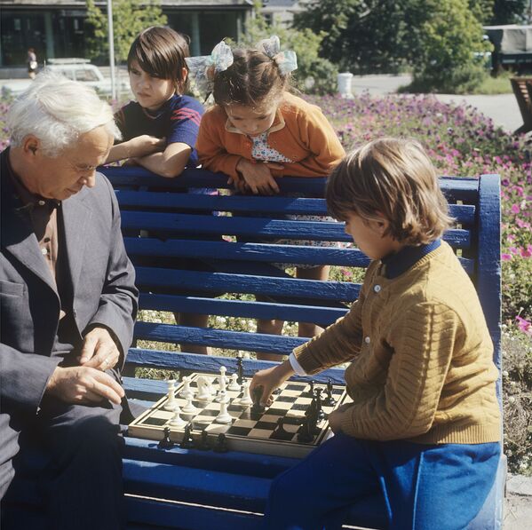 Игра в шахматы. Ангарск, 1973 год - Sputnik Узбекистан
