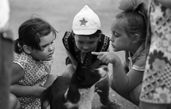 Дети играют с собакой. 1976 год - Sputnik Узбекистан