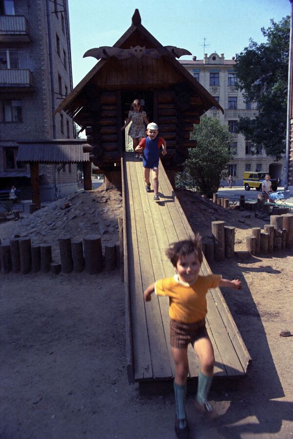 На детской площадке в Москве. 1975 год - Sputnik Ўзбекистон