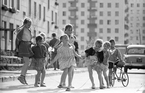 Дети во дворе дома. Москва, 1966 год - Sputnik Узбекистан