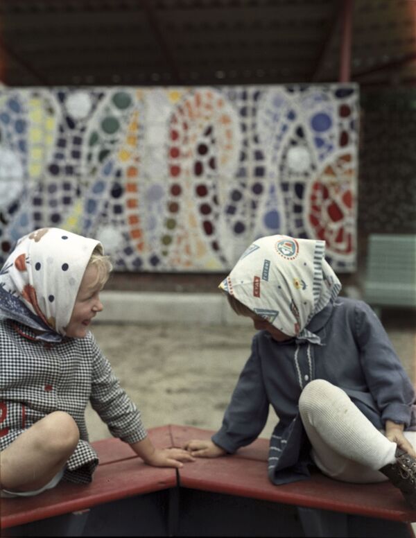 Подружки в песочнице. 1973 год - Sputnik Узбекистан