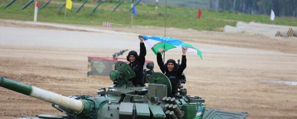Участники конкурса Танковый биатлон из Узбекистана на АрМи—2019 - Sputnik Узбекистан