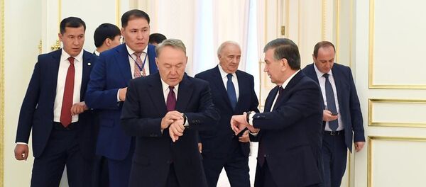 В Сети появился архивный снимок Мирзиёева и Назарбаева В Сети появился архивный снимок Мирзиёева и Назарбаева - Sputnik Узбекистан