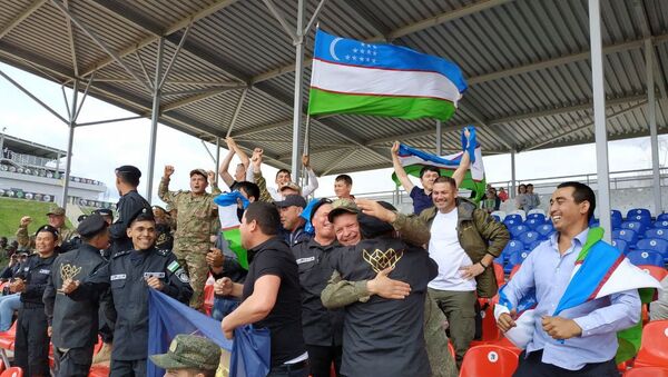 Узбекские болельщики на трибунах по итогам финала Танкового биатлона - Sputnik Узбекистан