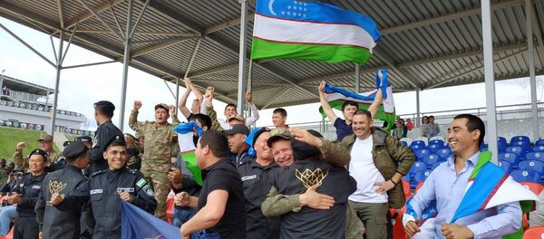 Узбекские болельщики на трибунах по итогам финала Танкового биатлона Узбекские болельщики на трибунах по итогам финала Танкового биатлона - Sputnik Ўзбекистон