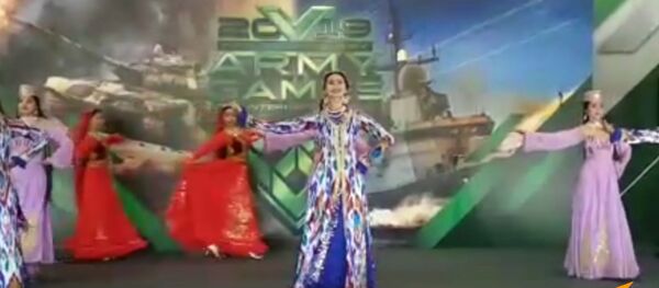 Узбекские болельщики поддерживают своих танкистов на АрМИ-2019 Узбекские болельщики поддерживают своих танкистов на АрМИ-2019 - Sputnik Узбекистан