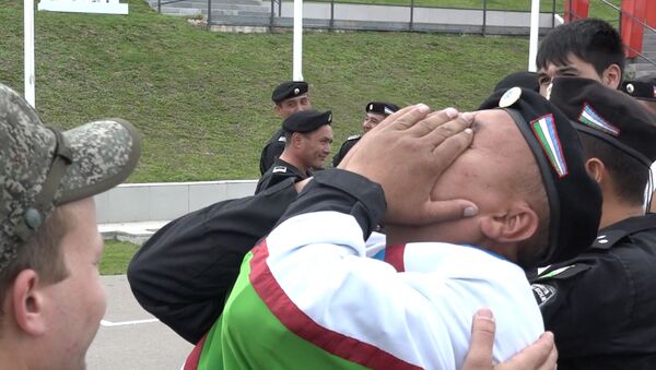 Эмоции военных из Узбекистана после победы в Танковом биатлоне на АрМИ-2019 - Sputnik Ўзбекистон