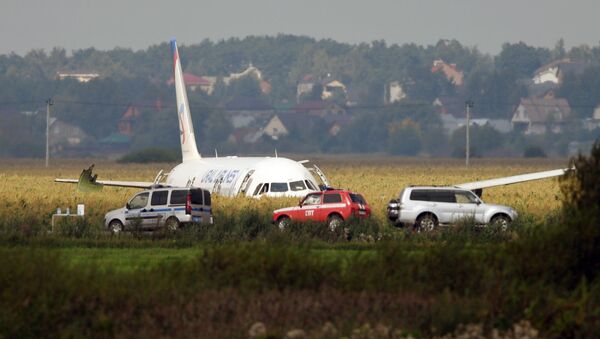 Самолет А321 с пассажирами на борту совершил жесткую посадку в Подмосковье - Sputnik Узбекистан