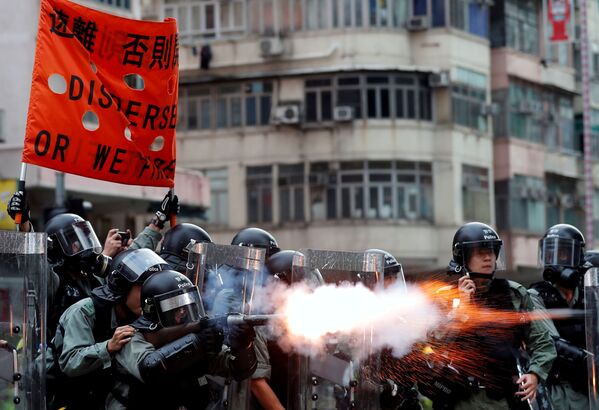 Полиция Гонконга применяет слезоточивый газ для разгона протестующих - Sputnik Узбекистан