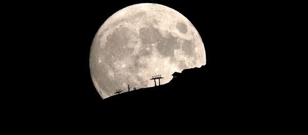 Горнолыжный подъемник на фоне полнолуния в районе греческого горного хребта Хелмос - Sputnik Узбекистан