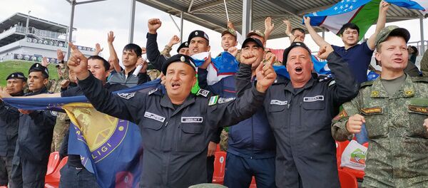 Болельщики радуются победе сборной Узбекистана в конкурсе Танковый биатлон - Sputnik Ўзбекистон