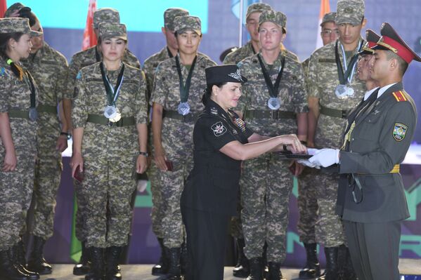 Церемония награждения участников конкурса Военно-медицинская эстафета на полигоне Фориш - Sputnik Узбекистан