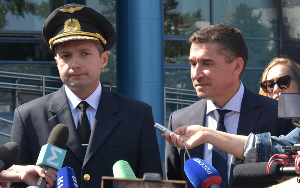 Экипаж самолета Уральских авиалиний наградят за чудо в кукурузном поле Экипаж самолета Уральских авиалиний наградят за чудо в кукурузном поле - Sputnik Узбекистан