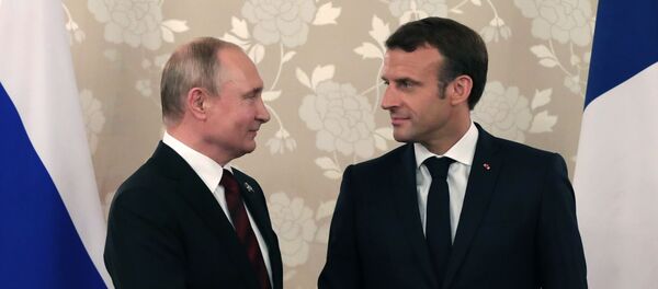 Президент РФ Владимир Путин и президент Франции Эммануэль Макрон - Sputnik Узбекистан