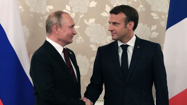 Президент РФ Владимир Путин и президент Франции Эммануэль Макрон - Sputnik Узбекистан