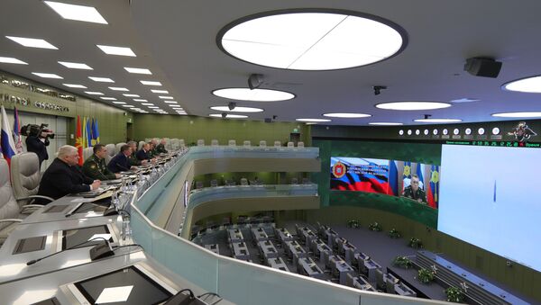 Президент РФ В. Путин посетил Национальный центр управления обороной РФ - Sputnik Узбекистан