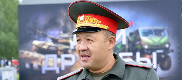 Министр обороны Узбекистана Баходир Курбанов поздравляет победителей АрМИ Министр обороны Узбекистана Баходир Курбанов поздравляет победителей АрМИ - Sputnik Ўзбекистон