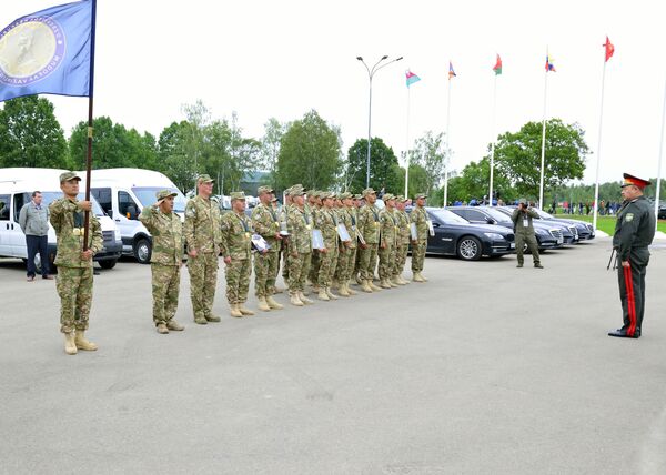 Это ты там танк отпустил? — Курбанов пошутил, поздравляя победителей АрМИ Это ты там танк отпустил? — Курбанов пошутил, поздравляя победителей АрМИ - Sputnik Узбекистан