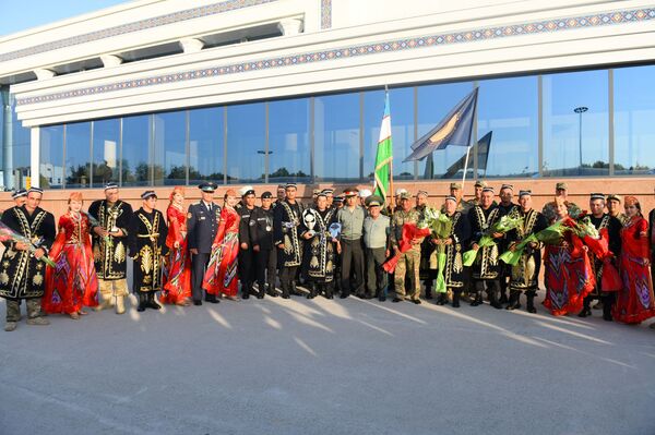 Так встречают героев: что ждало триумфаторов АрМИ в Узбекистане - видео - Sputnik Узбекистан