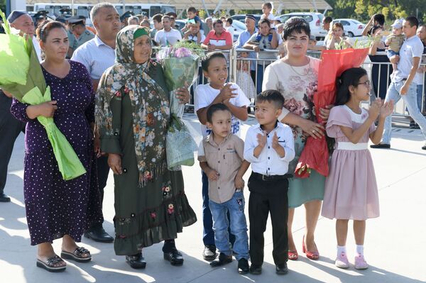 Так встречают героев: что ждало триумфаторов АрМИ в Узбекистане - видео - Sputnik Узбекистан