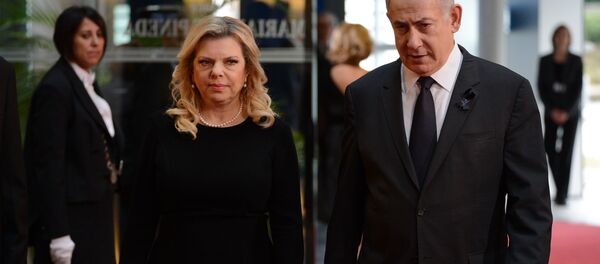 Премьер-министр Израиля Биньямин Нетаньяху и его супруга Сара Нетаньяху  Премьер-министр Израиля Биньямин Нетаньяху и его супруга Сара Нетаньяху  - Sputnik Ўзбекистон
