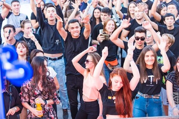 Красный, белый и черный: как прошел Dance Music Fest в Ташкенте Красный, белый и черный: как прошел Dance Music Fest в Ташкенте - Sputnik Узбекистан