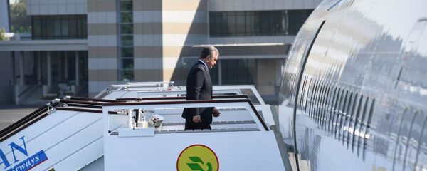 Шавкат Мирзиёев на трапе самолёта Шавкат Мирзиёев на трапе самолёта - Sputnik Ўзбекистон