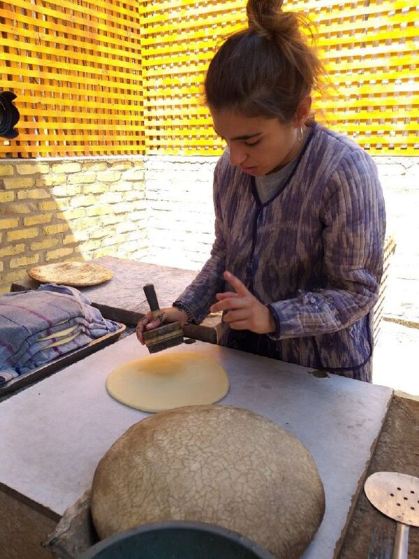 Итальянская блогерша научилась делать узбекские лепешки - Sputnik Узбекистан
