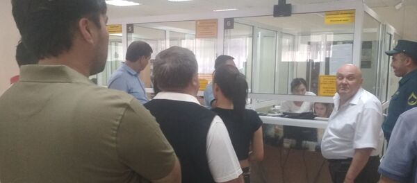 Очереди, сумки с деньгами и правоохранители - что происходит у банков Очереди, сумки с деньгами и правоохранители - что происходит у банков - Sputnik Узбекистан