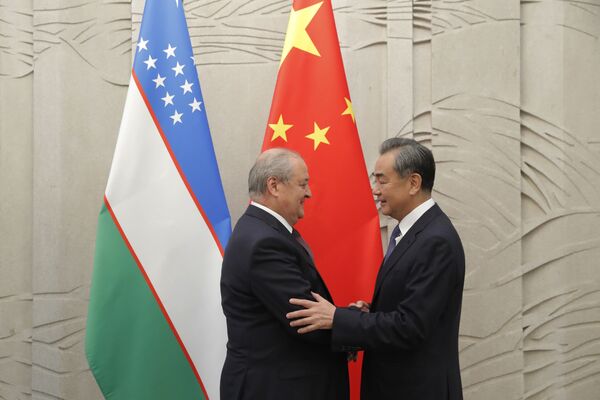 Министр иностранных дел Узбекистана Абдулазиз Камилов (слева) пожимает руку министру иностранных дел Китая Ван И, прибывшему на встречу в Пекин 19 августа 2019 года - Sputnik Ўзбекистон