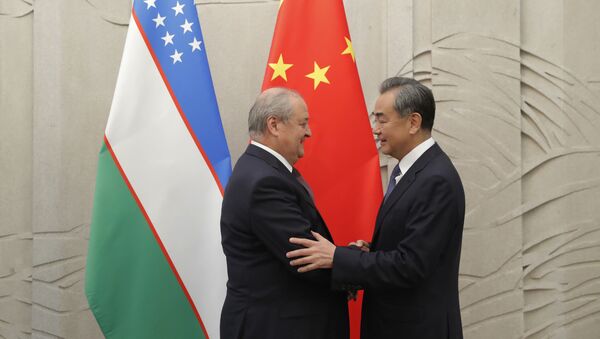 Министр иностранных дел Узбекистана Абдулазиз Камилов (слева) пожимает руку министру иностранных дел Китая Ван И, прибывшему на встречу в Пекин 19 августа 2019 года - Sputnik Узбекистан