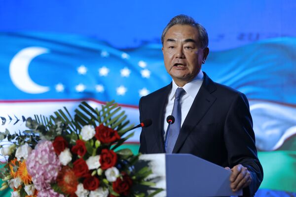 Министр иностранных дел Китая Ван И выступил с речью на церемонии открытия нового посольства Узбекистана в Пекине - Sputnik Ўзбекистон